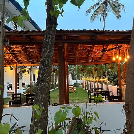 Fourteen Pods By The Sea Hotel Morjim Bagian luar foto