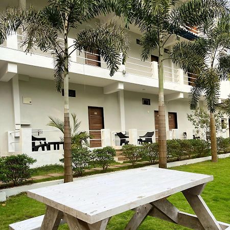 Fourteen Pods By The Sea Hotel Morjim Bagian luar foto
