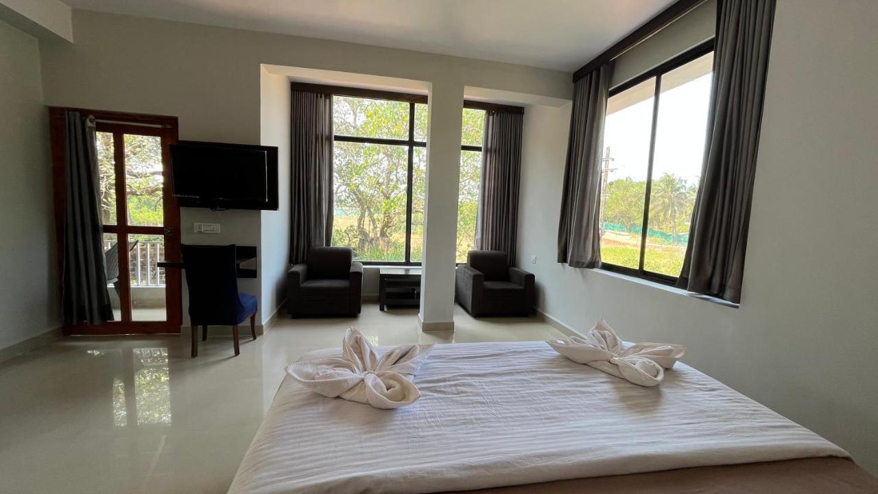 Fourteen Pods By The Sea Hotel Morjim Bagian luar foto