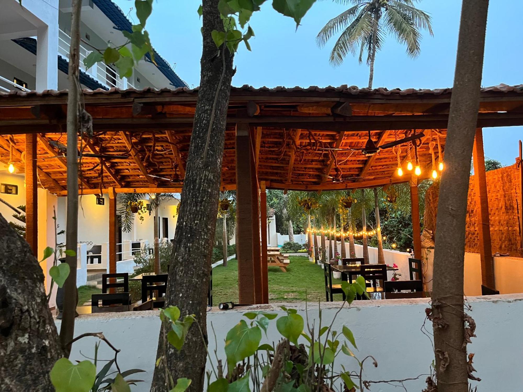 Fourteen Pods By The Sea Hotel Morjim Bagian luar foto